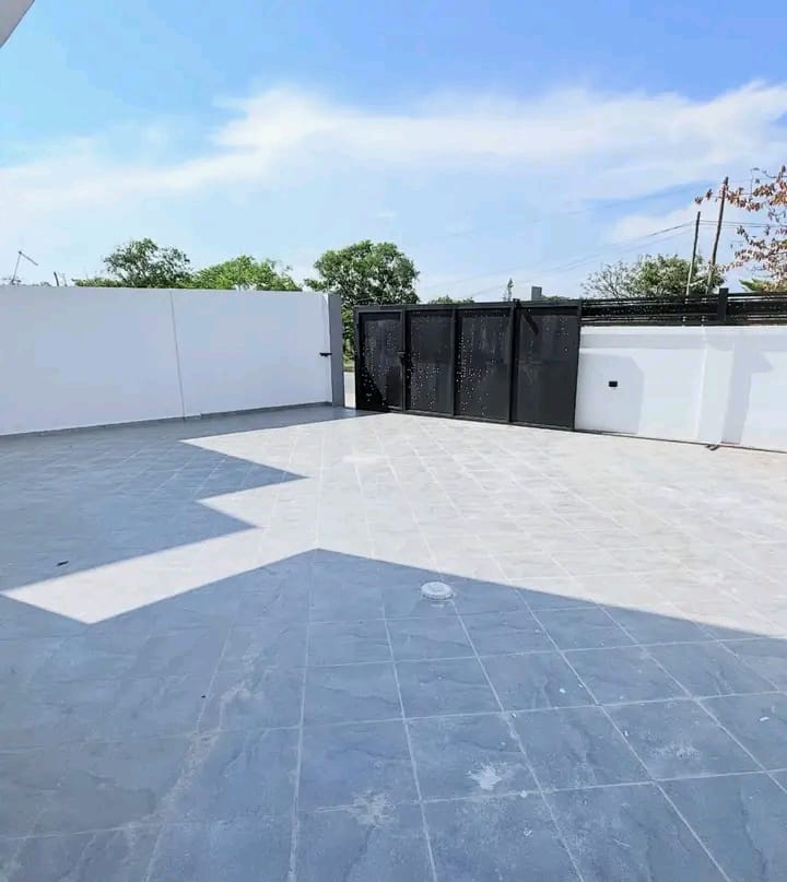 Outdoor Courtyard/Rooftop Terrace